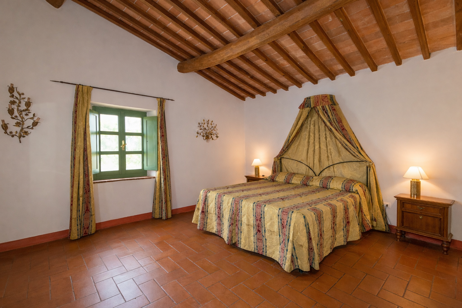 Camera matrimoniale con baldacchino appartamento Bouganville - La Vivaldina Suvereto Toscana