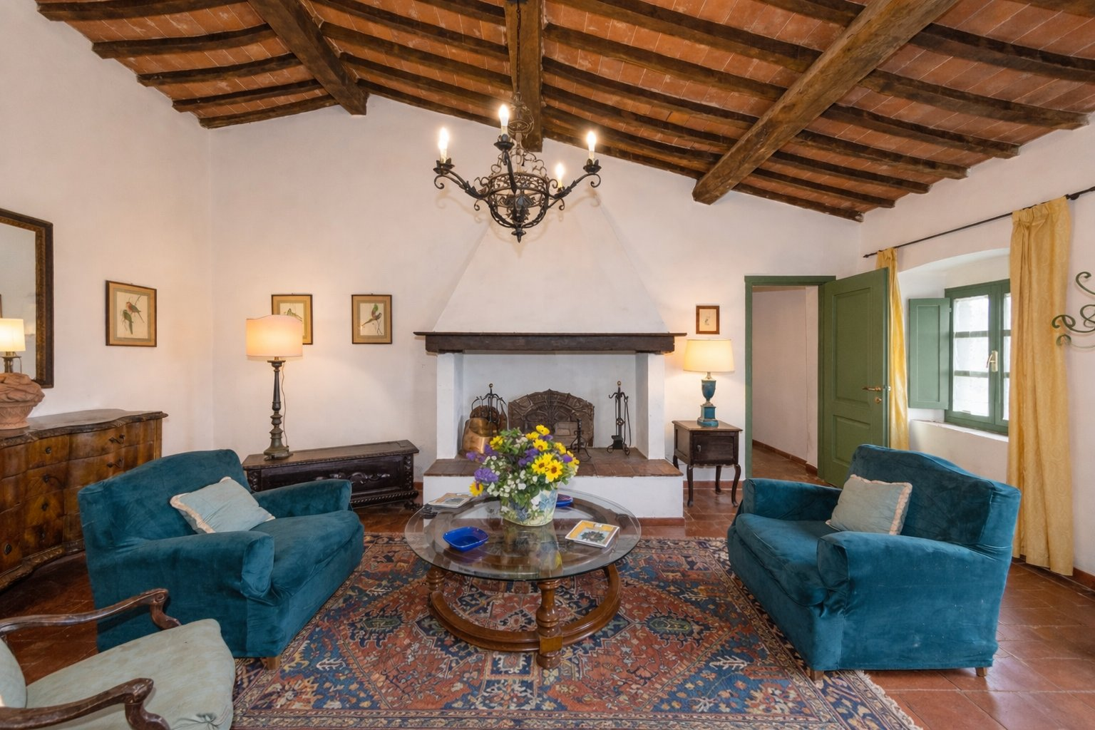 Soggiorno con camino dell'appartamento Bouganville - La Vivaldina agriturismo Suvereto