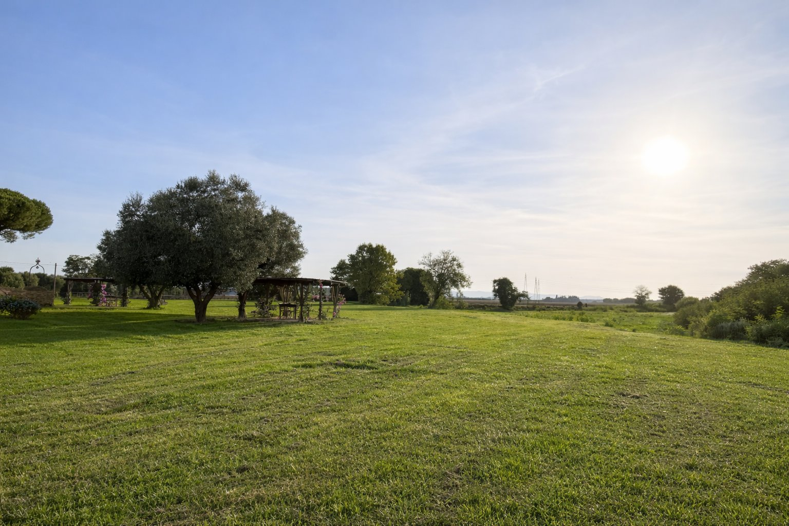 Garten von La Vivaldina bei Sonnenuntergang - Agriturismo mit Pool in Suvereto Toskana