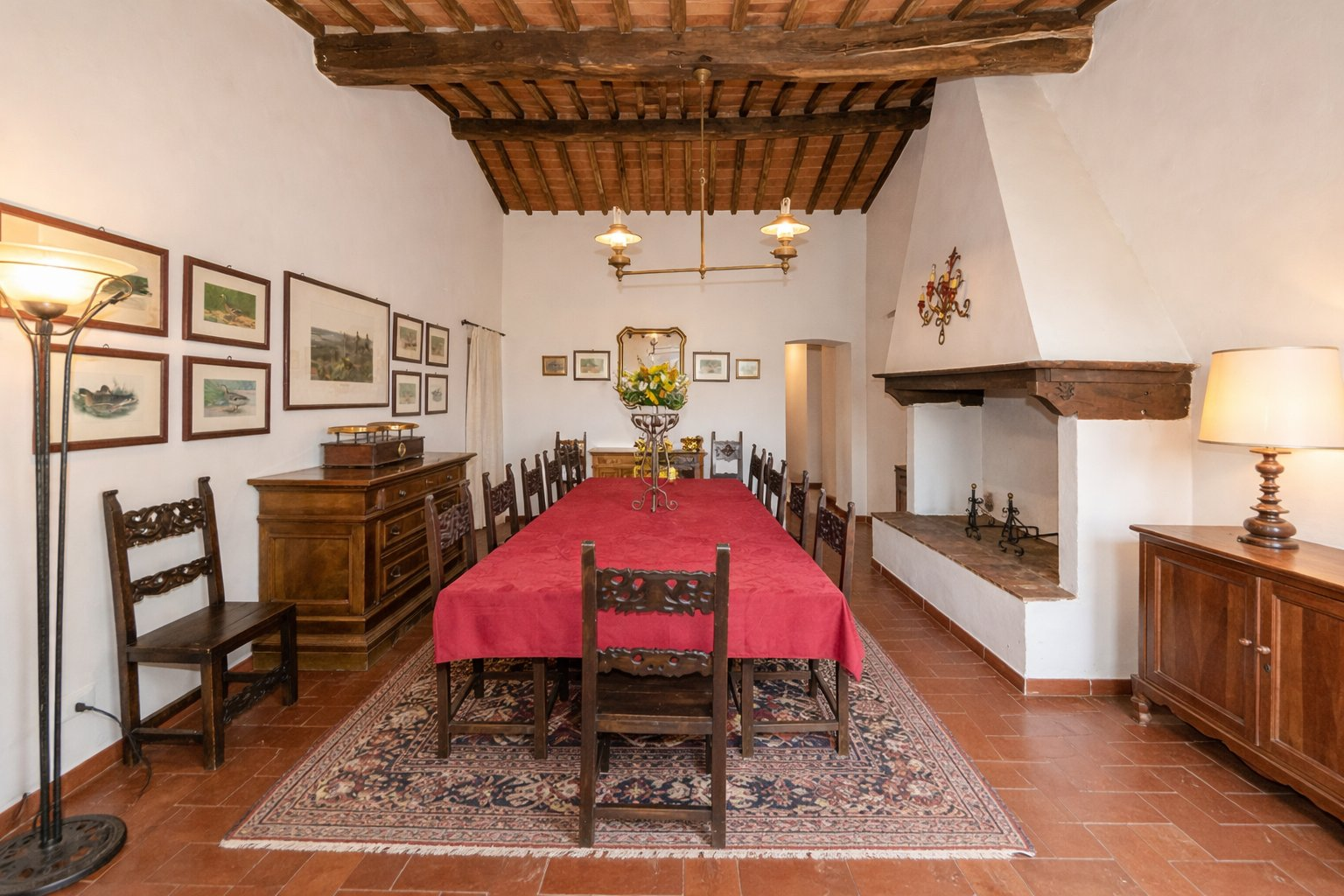 Sala da pranzo con camino e archi in pietra, appartamento Glicine - La Vivaldina Suvereto