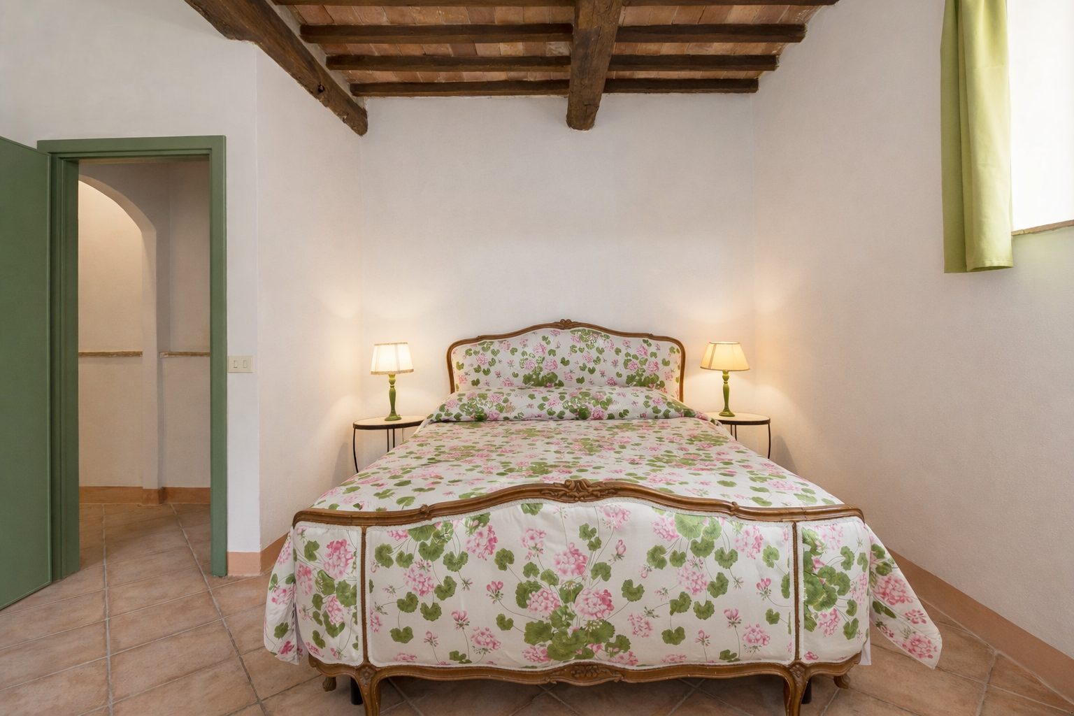 Camera con tessuti fiorati appartamento Oleandro - La Vivaldina agriturismo Suvereto