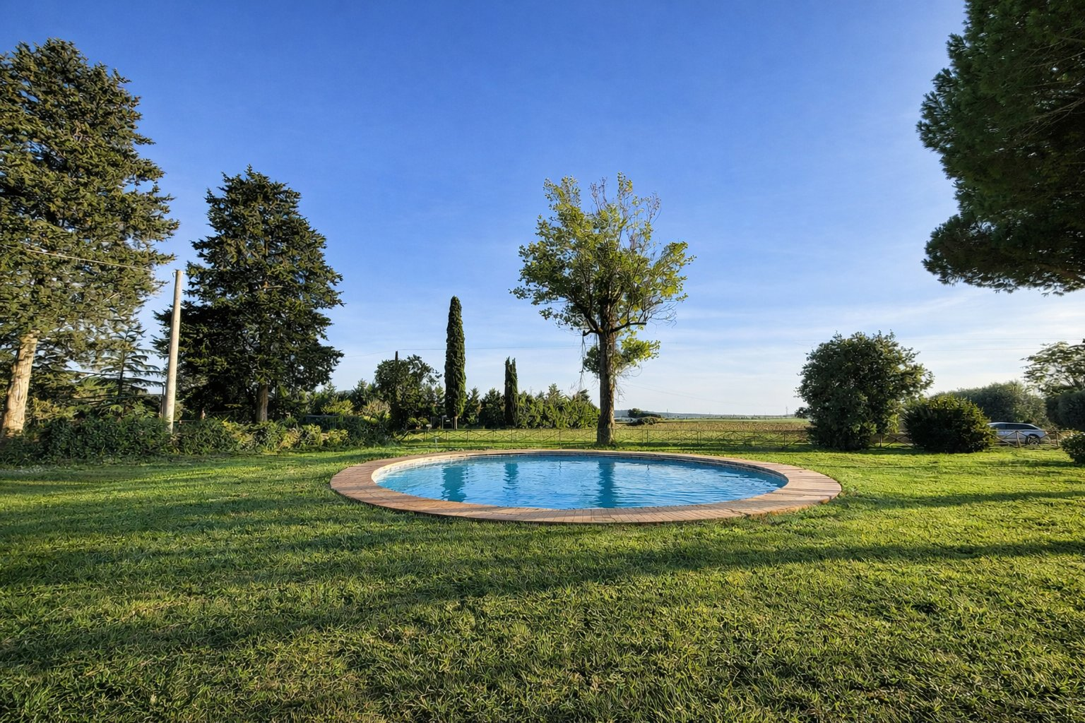 Panoramapool von La Vivaldina mit Blick auf die toskanische Landschaft, Suvereto