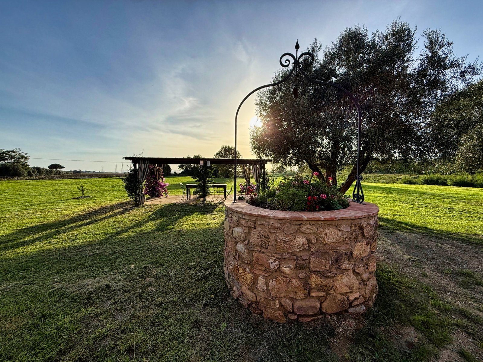Alter Steinbrunnen im 7000 qm Garten von La Vivaldina, Agriturismo Suvereto