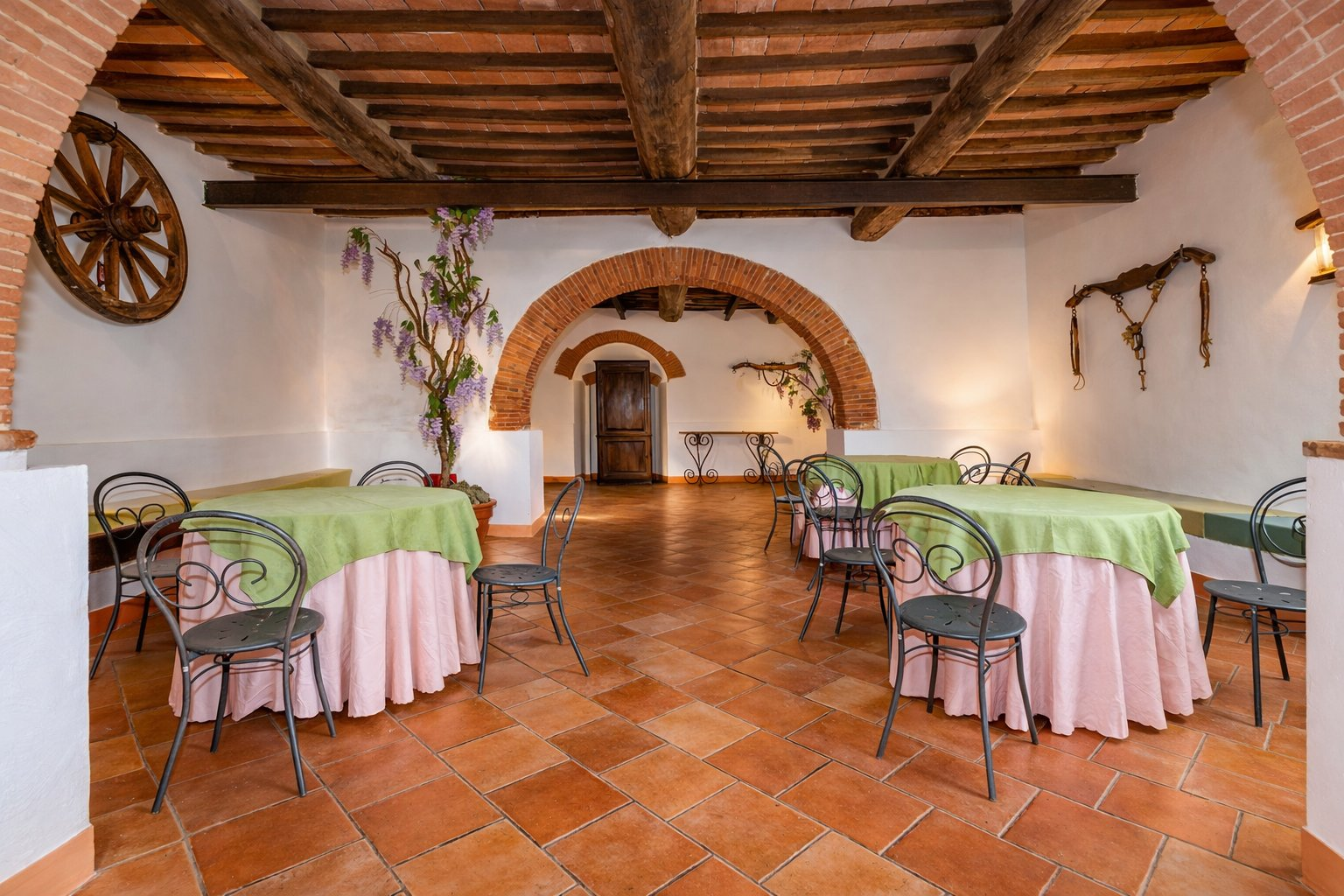 Frühstückssaal von La Vivaldina mit Steinbögen - Agriturismo Suvereto Toskana